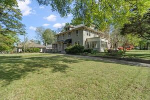 NEW LISTING! - 660 S. McLean Blvd. - Listed by Abbey Garner Miesse