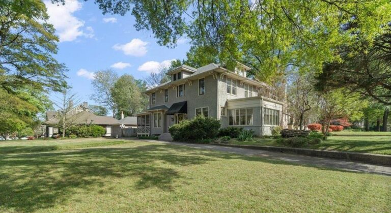 NEW LISTING! - 660 S. McLean Blvd. - Listed by Abbey Garner Miesse